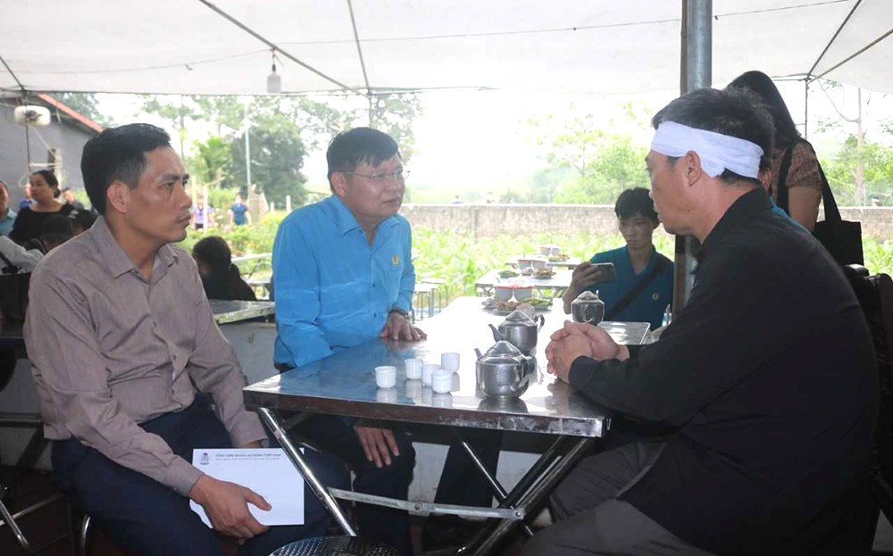 Phó Chủ tịch Tổng Liên đoàn Lao động Việt Nam thăm hỏi, chia buồn với nạn nhân và gia đình nạn nhân vụ tai nạn lao động tại Yên Bái ảnh 1