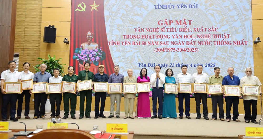 Yên Bái: Gặp mặt văn nghệ sỹ tiêu biểu, xuất sắc trong hoạt động văn học, nghệ thuật ảnh 1 Yên Bái: Gặp mặt văn nghệ sỹ tiêu biểu, xuất sắc trong hoạt động văn học, nghệ thuật ảnh 1