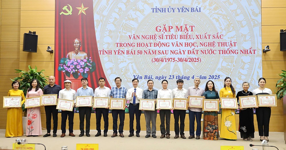 Yên Bái: Gặp mặt văn nghệ sỹ tiêu biểu, xuất sắc trong hoạt động văn học, nghệ thuật ảnh 2 Yên Bái: Gặp mặt văn nghệ sỹ tiêu biểu, xuất sắc trong hoạt động văn học, nghệ thuật ảnh 2