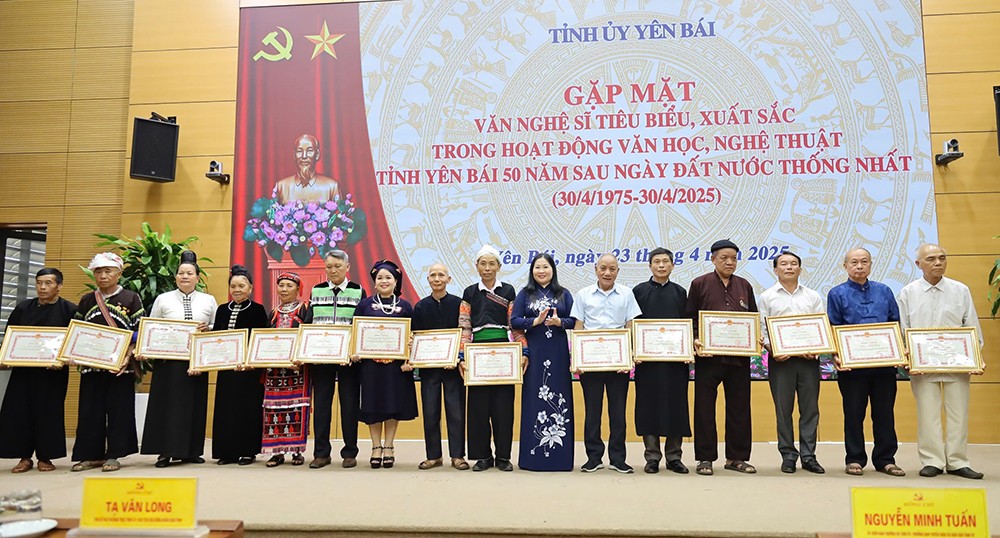 Yên Bái: Gặp mặt văn nghệ sỹ tiêu biểu, xuất sắc trong hoạt động văn học, nghệ thuật ảnh 3 Yên Bái: Gặp mặt văn nghệ sỹ tiêu biểu, xuất sắc trong hoạt động văn học, nghệ thuật ảnh 3