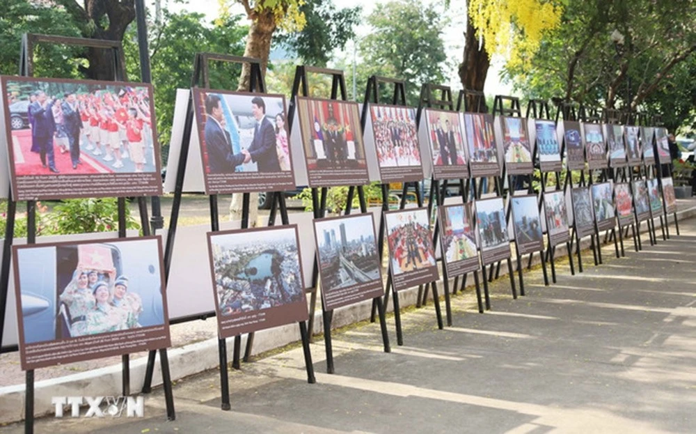 Triển lãm ảnh kỷ niệm 50 năm Giải phóng miền Nam tại thủ đô Vientiane của Lào ảnh 1