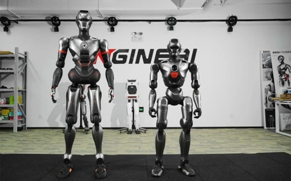 Robot cảnh sát tuần tra đường phố với đôi mắt 360 độ, trực tiếp nhận diện khuôn mặt ảnh 2