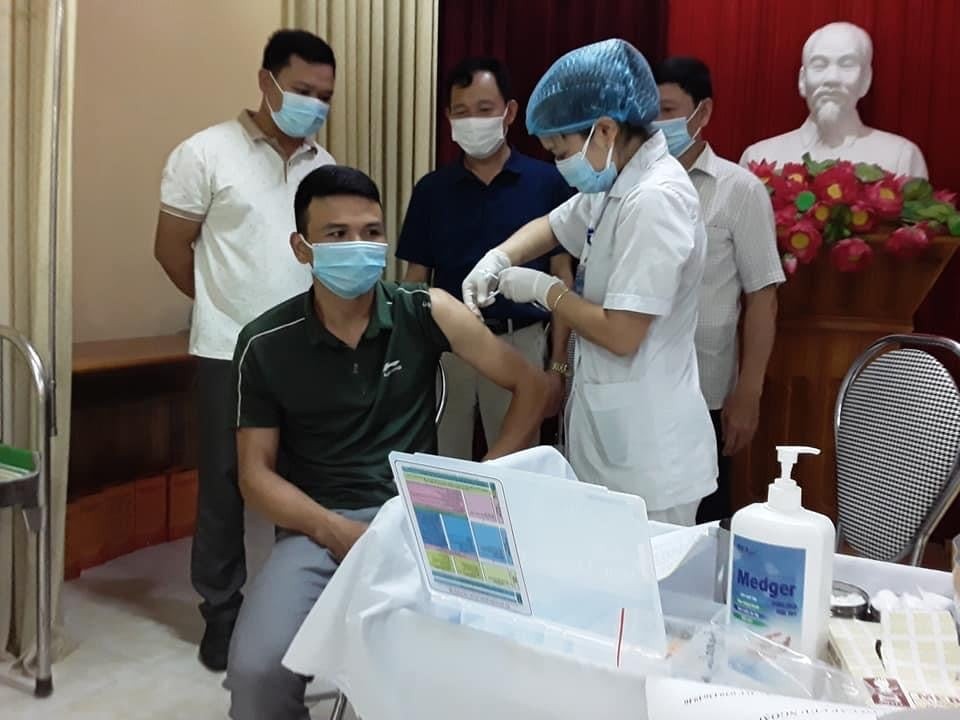Điểm sự kiện nổi bật tỉnh Yên Bái tuần qua (20-26/9) ảnh 10 Tiêm vắc xin COVID-19 cho người dân tại xã Xuân Ái, huyện Văn Yên (Ảnh:FB Trang thông tin điện tử huyện Văn Yên).