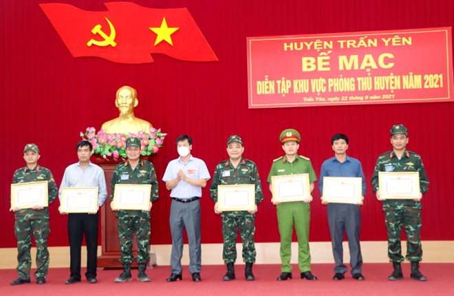 Điểm sự kiện nổi bật tỉnh Yên Bái tuần qua (20-26/9) ảnh 8 Đồng chí Ngô Hạnh Phúc - Phó Chủ tịch UBND tỉnh tặng bằng khen cho các tập thể và cá nhân có thành tích xuất sắc trong diễn tập khu vực phòng thủ huyện năm 2021