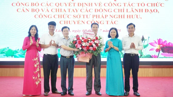 Công bố các quyết định về công tác tổ chức cán bộ Sở Tư pháp tỉnh