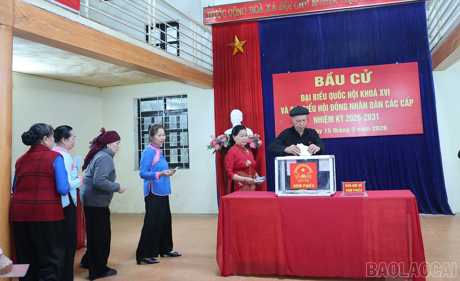 Cử tri tại nhiều thôn trên địa bàn xã sớm hoàn thành việc thực hiện bỏ phiếu bầu cử.