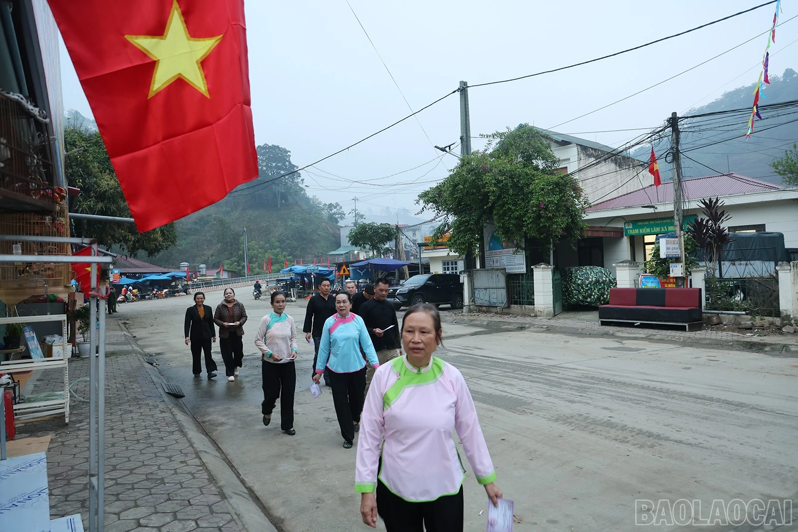 Cử tri xã Mường Hum đến điểm bầu cử từ sáng sớm.