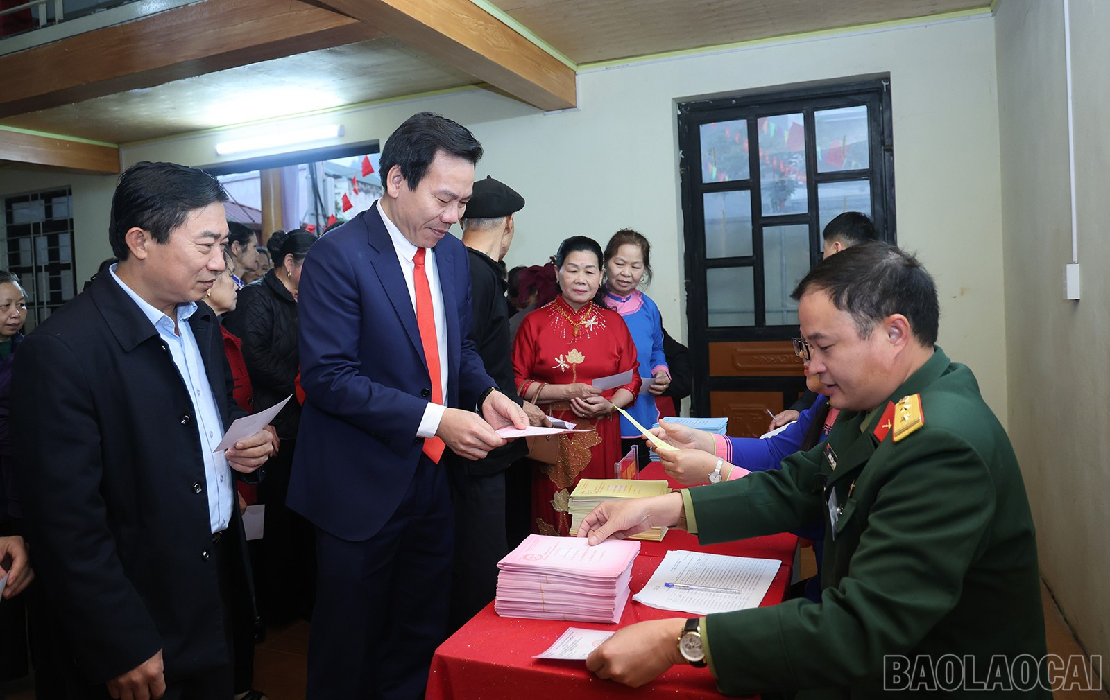 Đồng chí Dương Đức Huy, Trưởng Ban Tuyên giáo và Dân vận Tỉnh ủy nhận phiếu bầu từ thành viên tổ bầu cử.