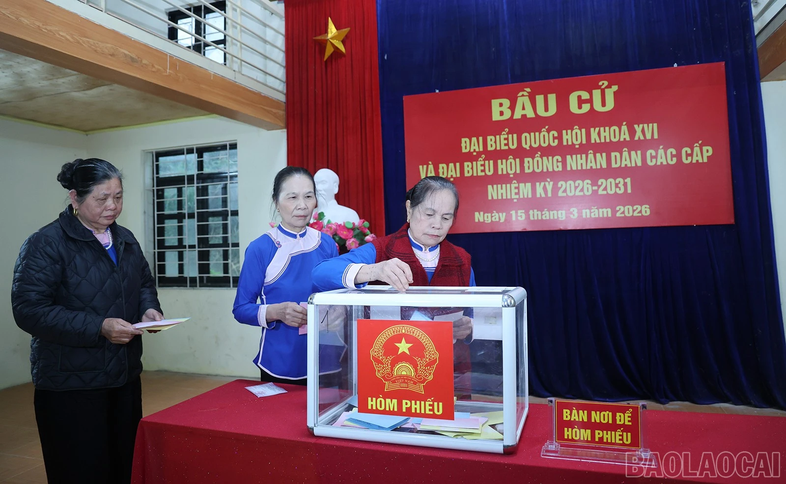 Cử tri bỏ phiếu tại khu vực bỏ phiếu số 1, xã Mường Hum.