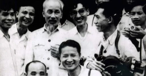 Bài 2 - Thư ký thời đại trung thành trong dặm dài lịch sử