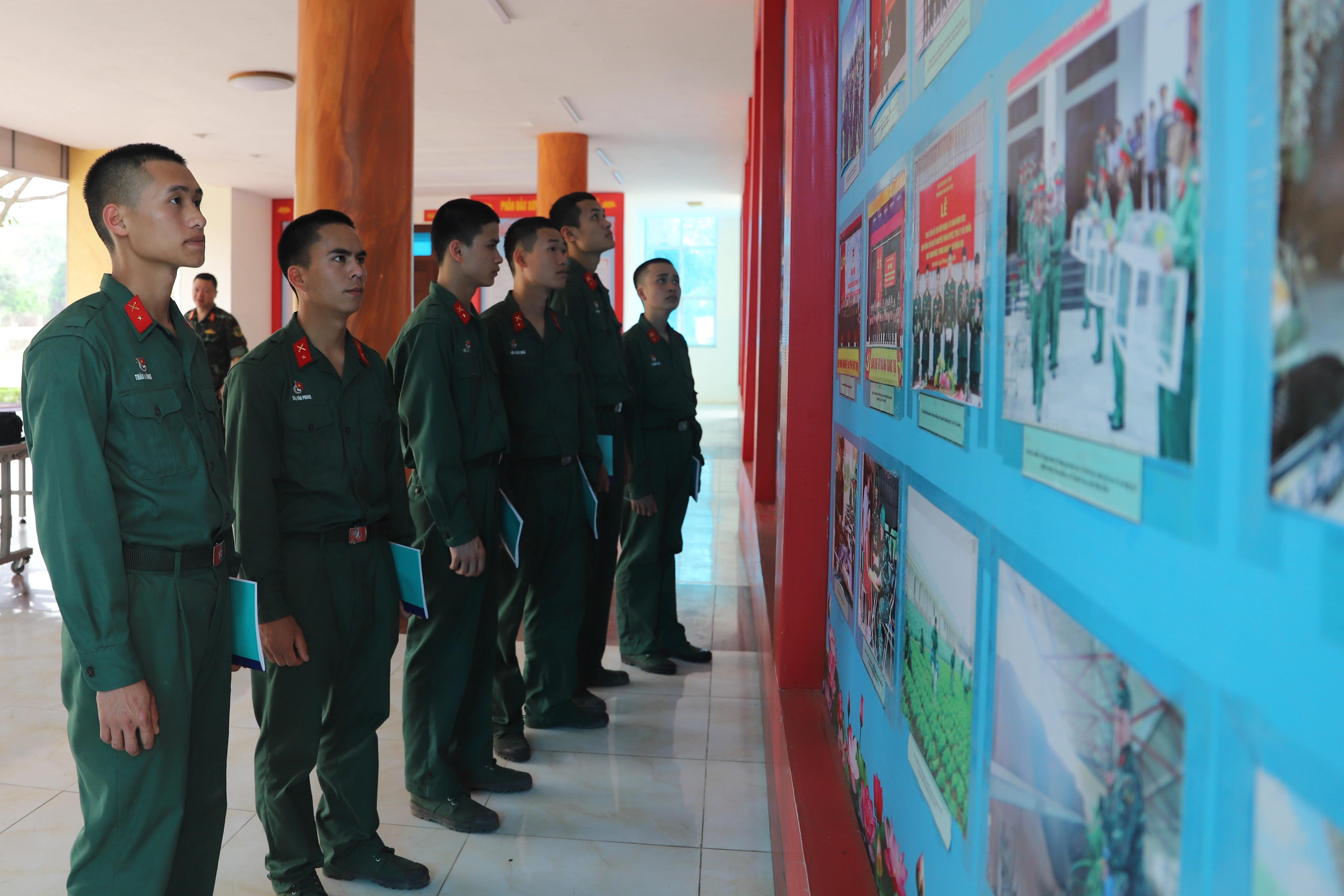 Chiến sĩ trẻ Trung đoàn 752, Sư đoàn 355 thăm nhà truyền thống của Sư đoàn 355.