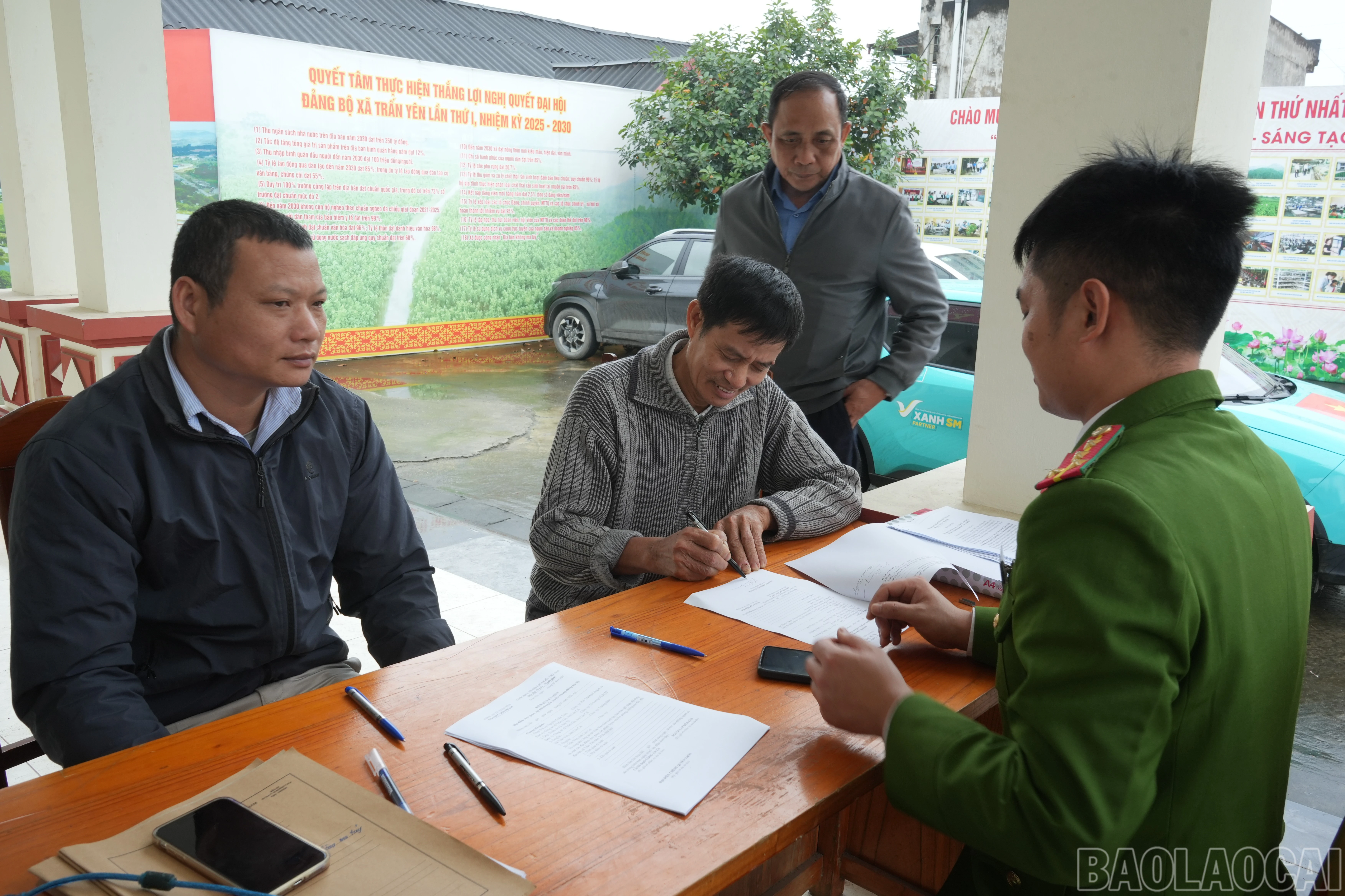 baolaocai-br_bi-thu-chi-bo-truong-cac-thon-ky-cam-ket-thon-khong-co-ma-tuy.jpg