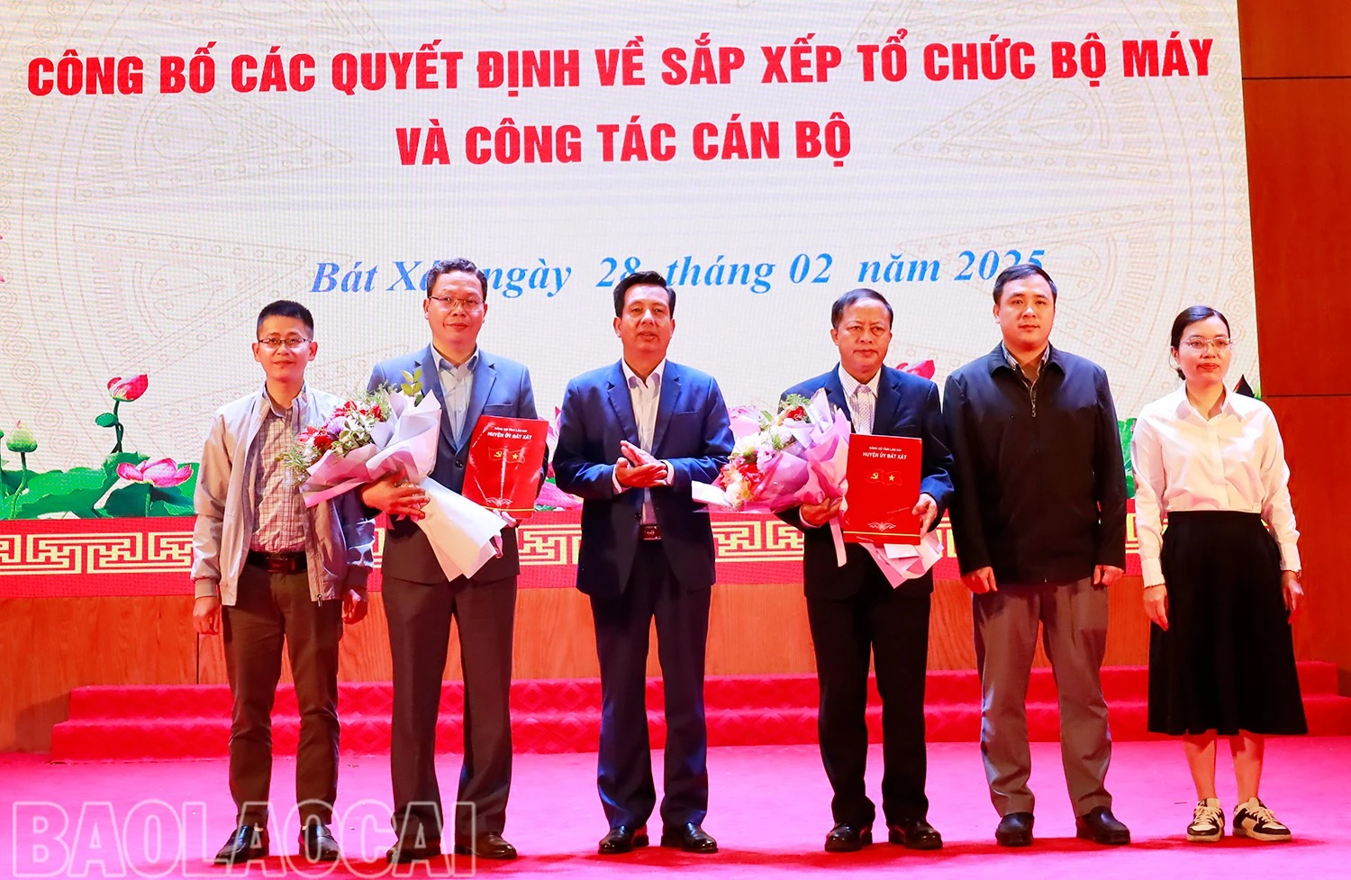 Trao quyết định thành lập Chi bộ Ban Tuyên giáo và Dân vận Huyện ủy; Phòng Nông nghiệp và Môi trường.