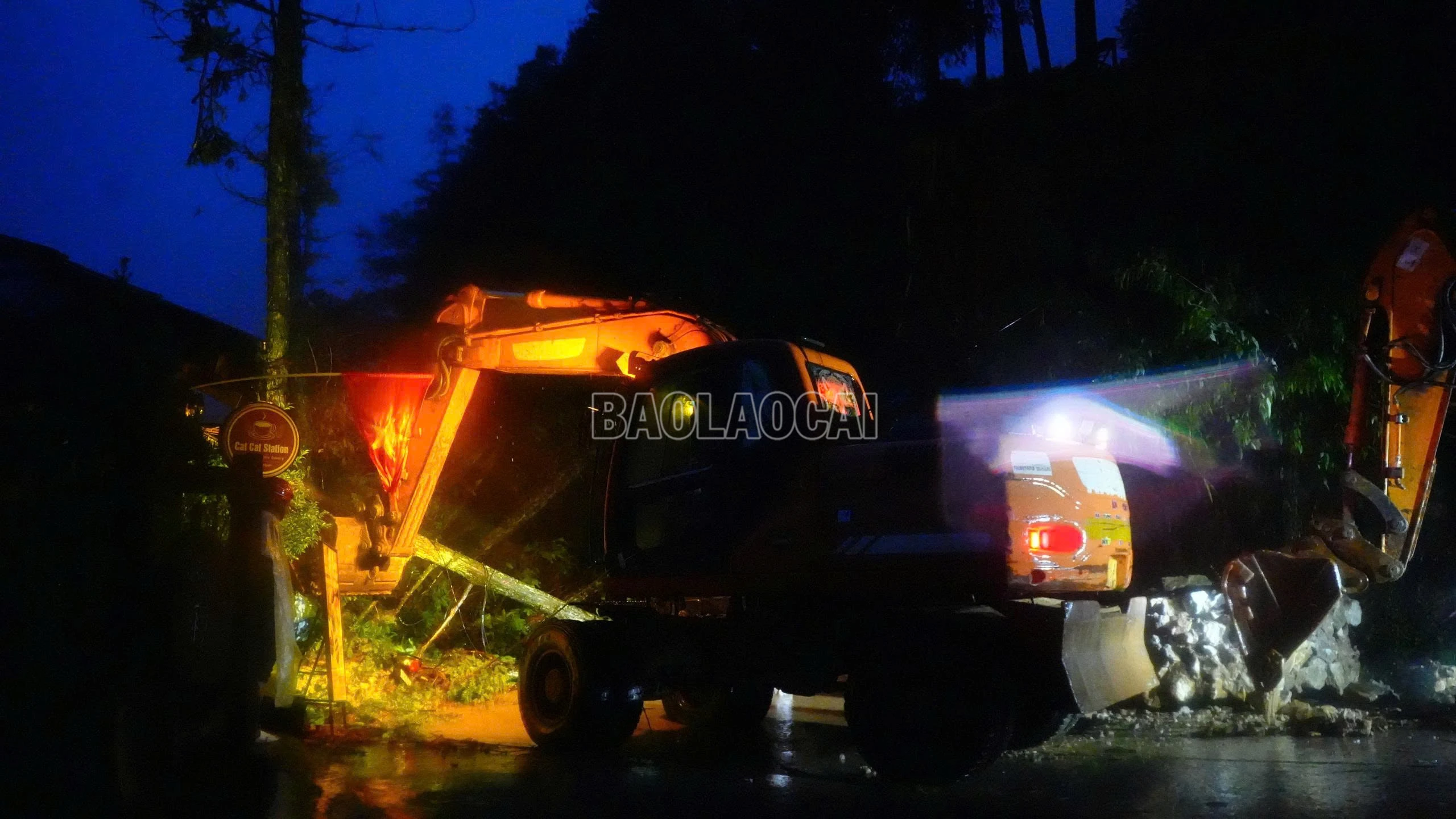 Lực lượng chức năng huy động máy móc khắc phục điểm sạt lở.