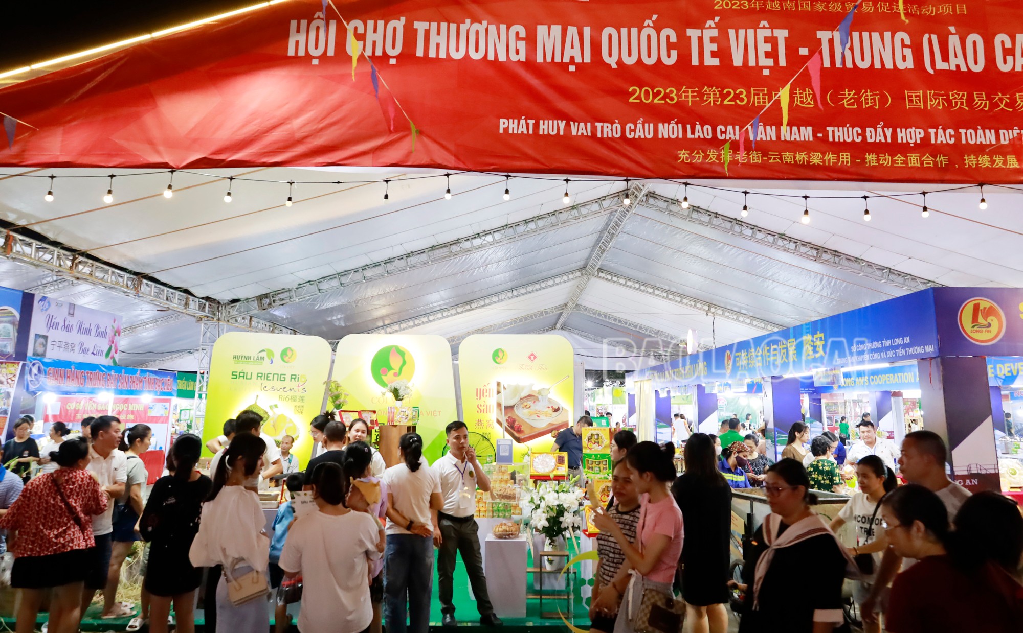 Hội chợ Thương mại Quốc tế Việt – Trung luôn thu hút đông đảo tổ chức, doanh nghiệp, HTX tham gia. hangviethoicho-13-4213.jpg