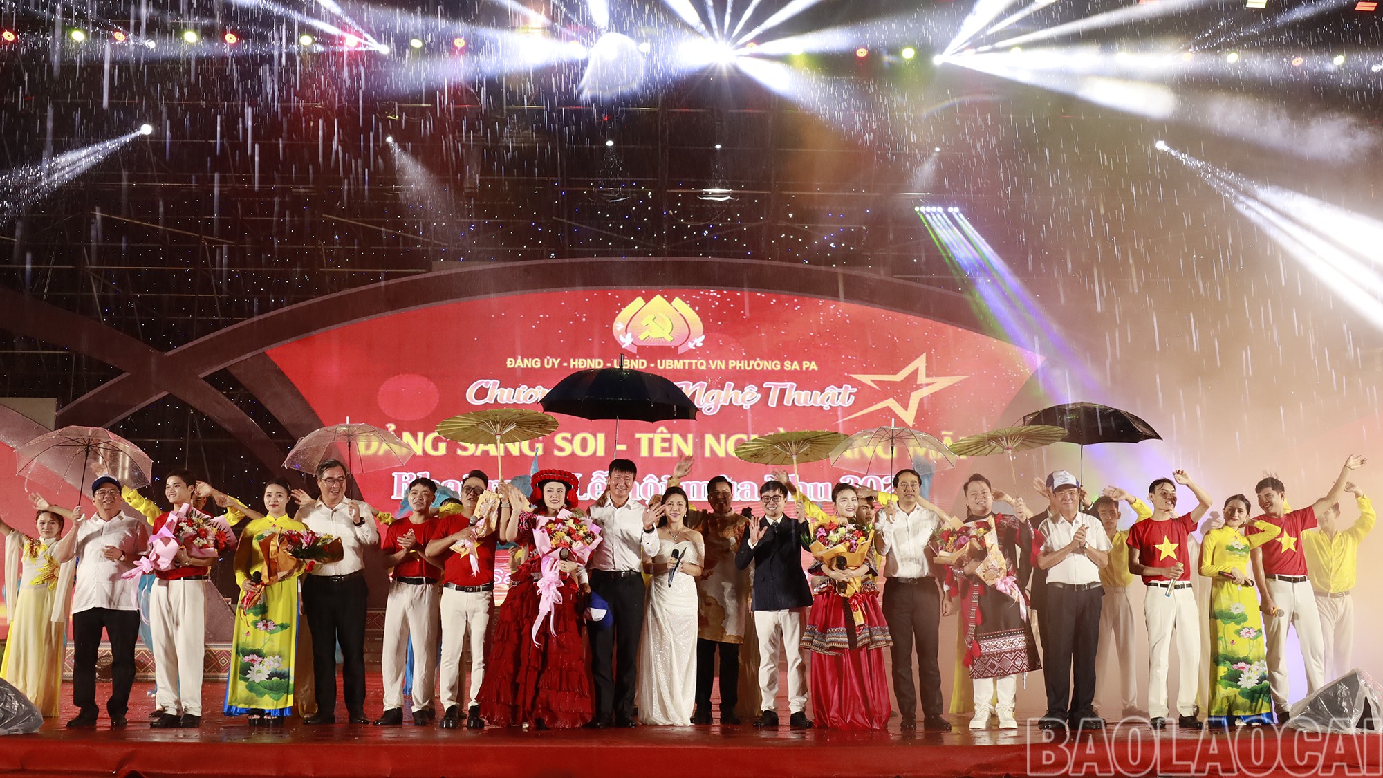 Các đồng chí lãnh đạo tỉnh tặng hoa nghệ sỹ, diễn viên tham gia chương trình nghệ thuật. mg-2469.png
