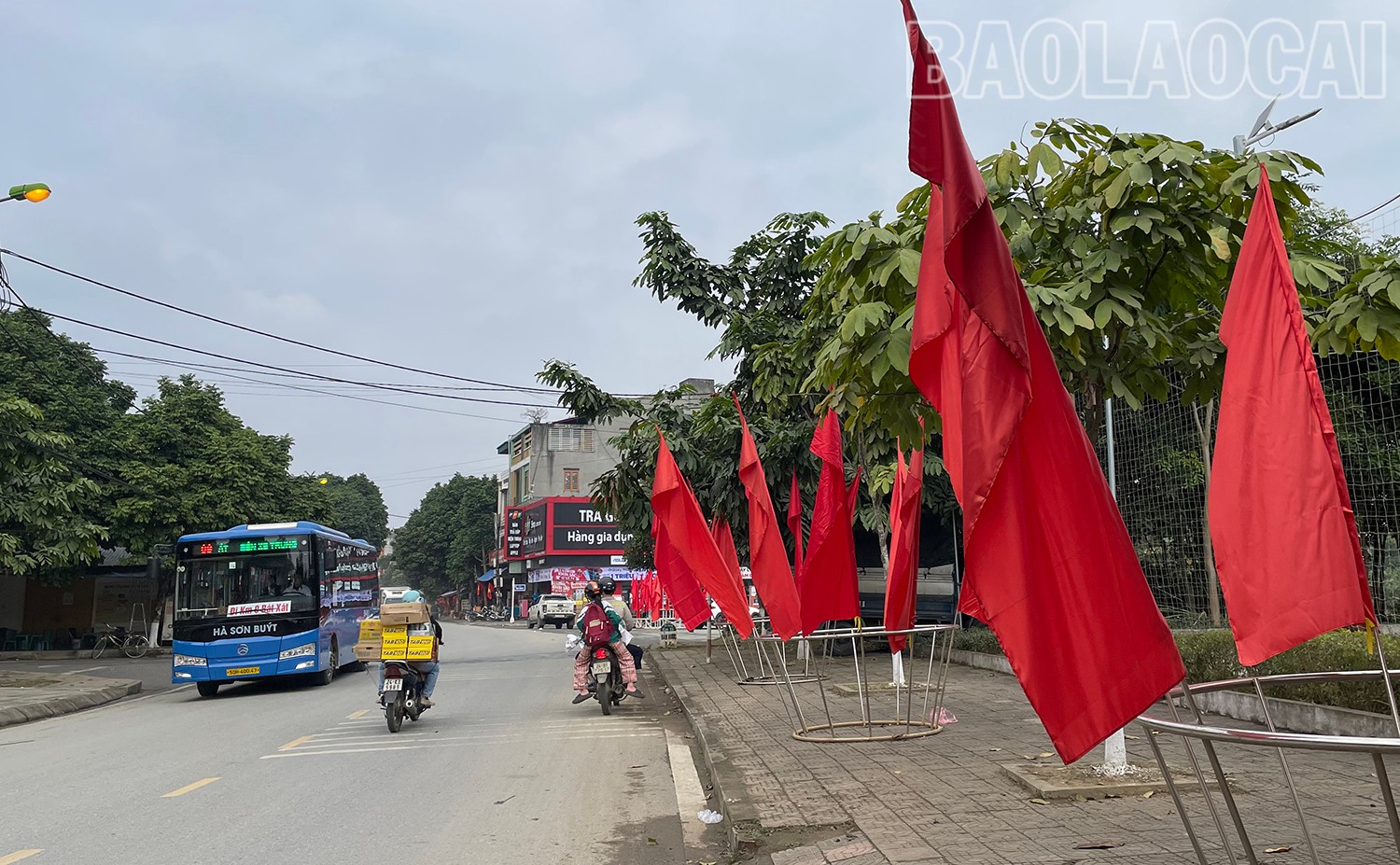 Các tuyến đường khu vực trung tâm thị trấn Bát Xát (huyện Bát Xát) được trang trí cờ hoa, biểu ngữ rực rỡ trước tết Nguyên đán Ất Tỵ 2025. img-3410.jpg
