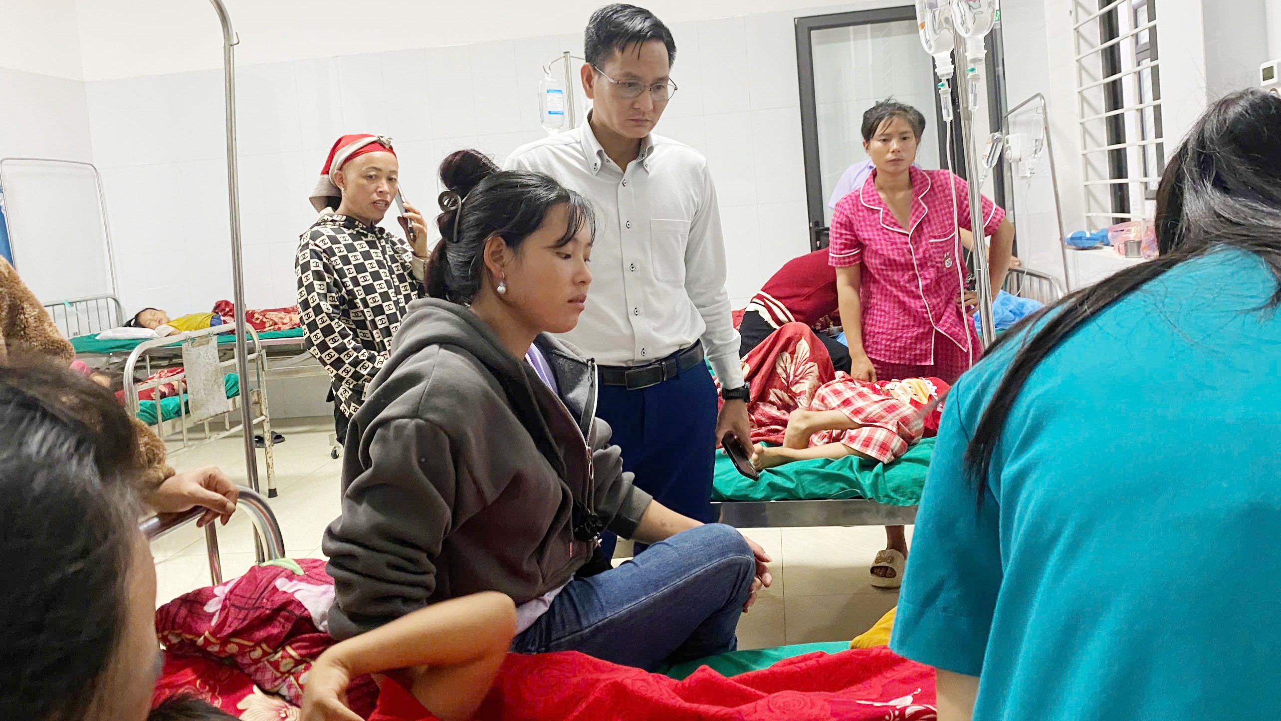 Lãnh đạo xã Bản Hồ có mặt để nắm bắt tình hình và động viên các em học sinh nghi bị ngộ độc thực phẩm. (Ảnh: UBND xã Bản Hồ cung cấp) z7150311898859-4281c8a3539874e2d85d410ea4a727c3.jpg