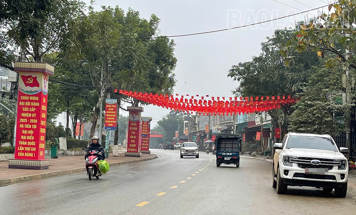 Không gian rực rỡ cờ đỏ sao vàng cùng cảnh sắc đặc trưng ngày Tết khiến không khí chào đón năm mới thêm rộn ràng tại trung tâm huyện Bảo Yên. by1.jpg