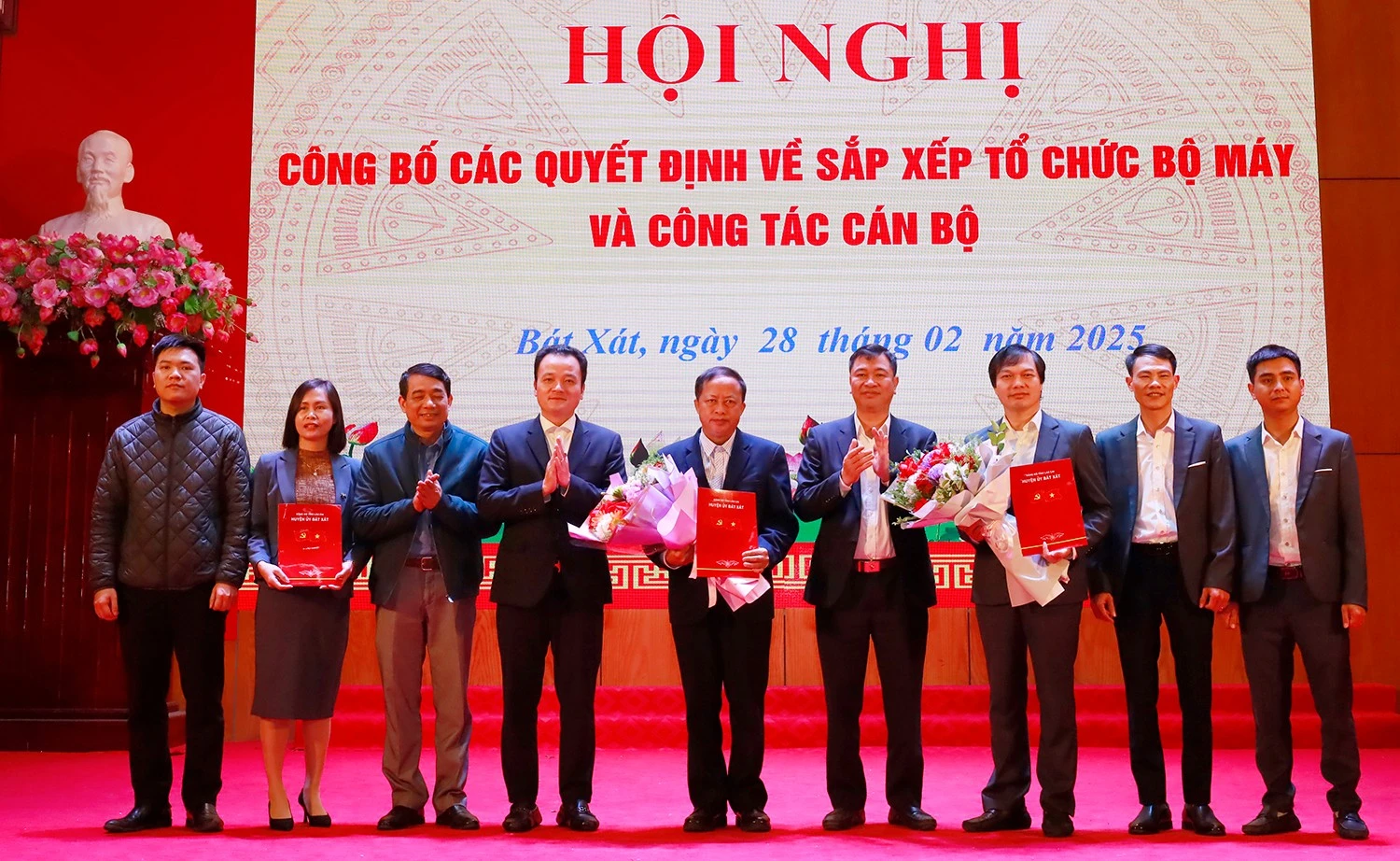 Trao quyết định thành lập, quyết định điều động và bổ nhiệm lãnh đạo Ban Tuyên giáo và Dân vận Huyện ủy.