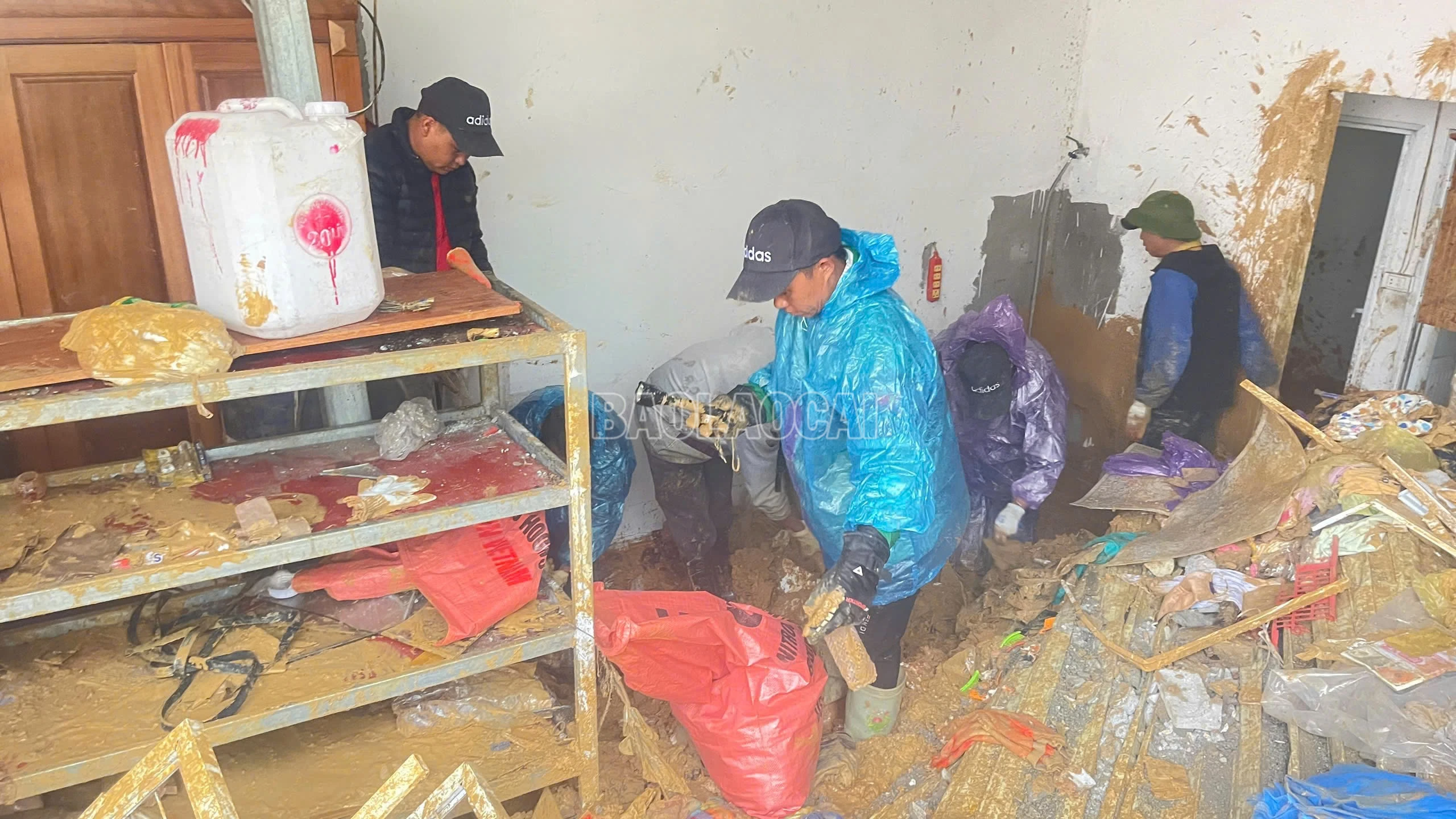 Các lực lượng xã Tả Phìn hỗ trợ gia đình anh Bùi Văn Lợi khắc phục hậu quả thiên tai.