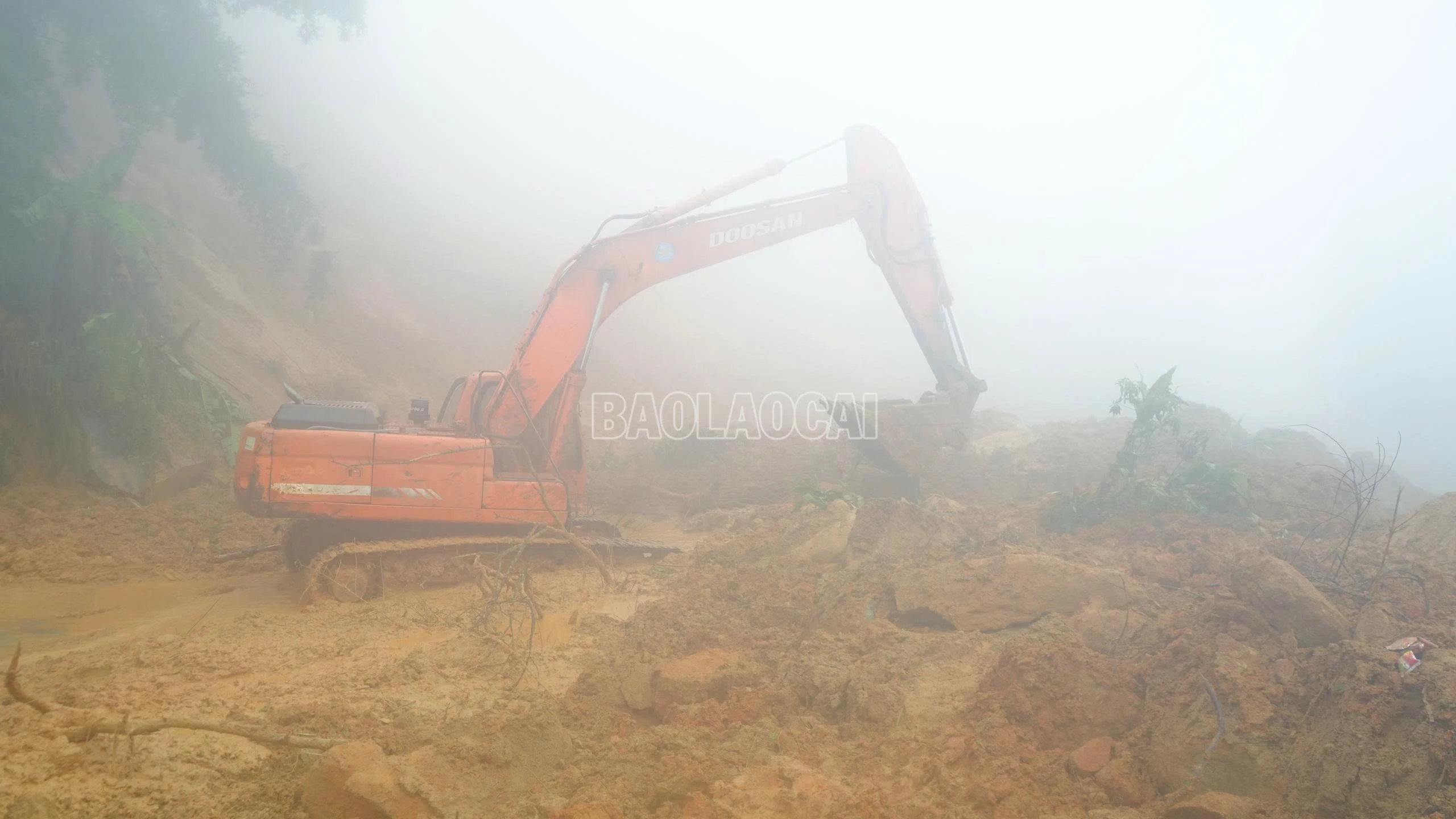 Xã Tả Phìn huy động máy móc thông xe điểm sạt lở km27, Quốc lộ 4D, thuộc địa phận thôn Chu Lìn 1.