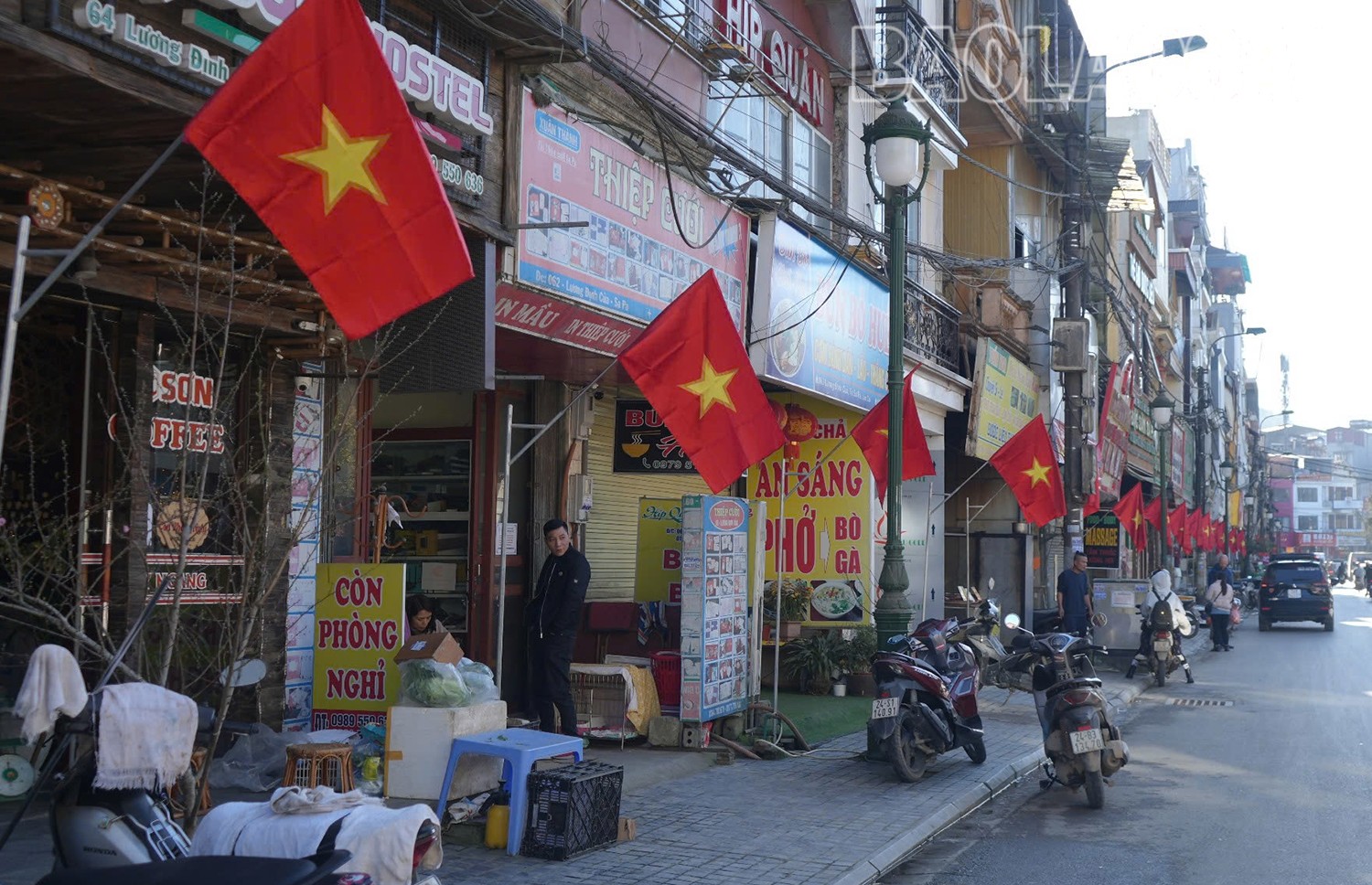 Các nhà hàng, quán ăn dọc tuyến đường Lương Định Của, thị xã Sa Pa đều treo cờ Tổ quốc. sp2.jpg
