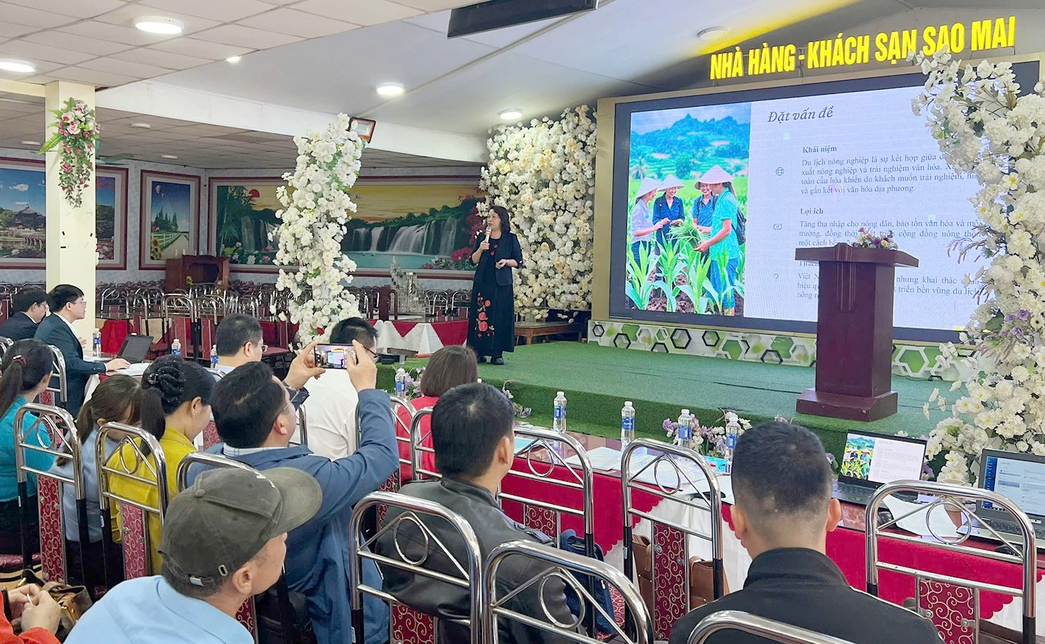 ts-dang-thi-oanh-truong-khoa-kinh-te-du-lich-trao-doi-tai-hoi-thao-khoa-hoc.jpg