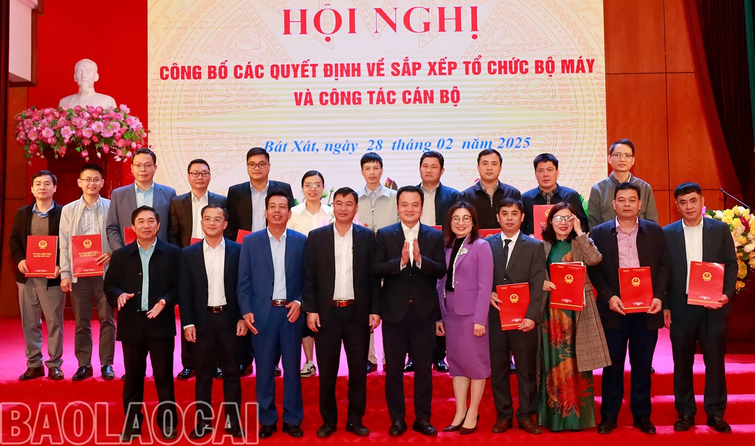 Trao quyết định điều động, bổ nhiệm vị trí lãnh đạo quản lý các phòng, ban chuyên môn huyện.