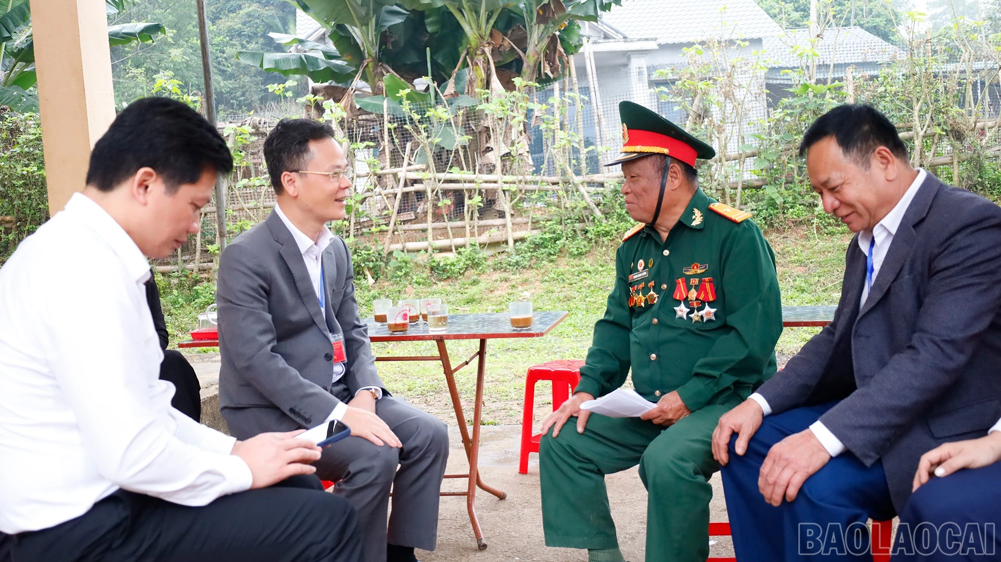 Đồng chí Nguyễn Thành Sinh, Phó Chủ tịch UBND tỉnh kiểm tra công tác bầu cử và trò chuyện với cử tri khu vực bầu cử số 4 xã Khánh Yên.