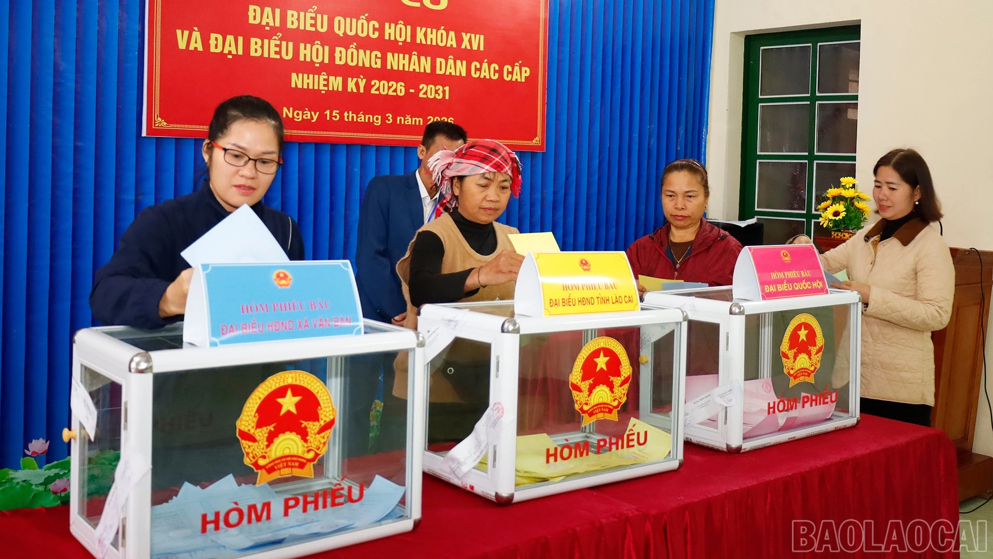 Cử tri thôn Yên Thành và thôn Nà Lộc 1, xã Văn Bàn tham gia bỏ phiếu.