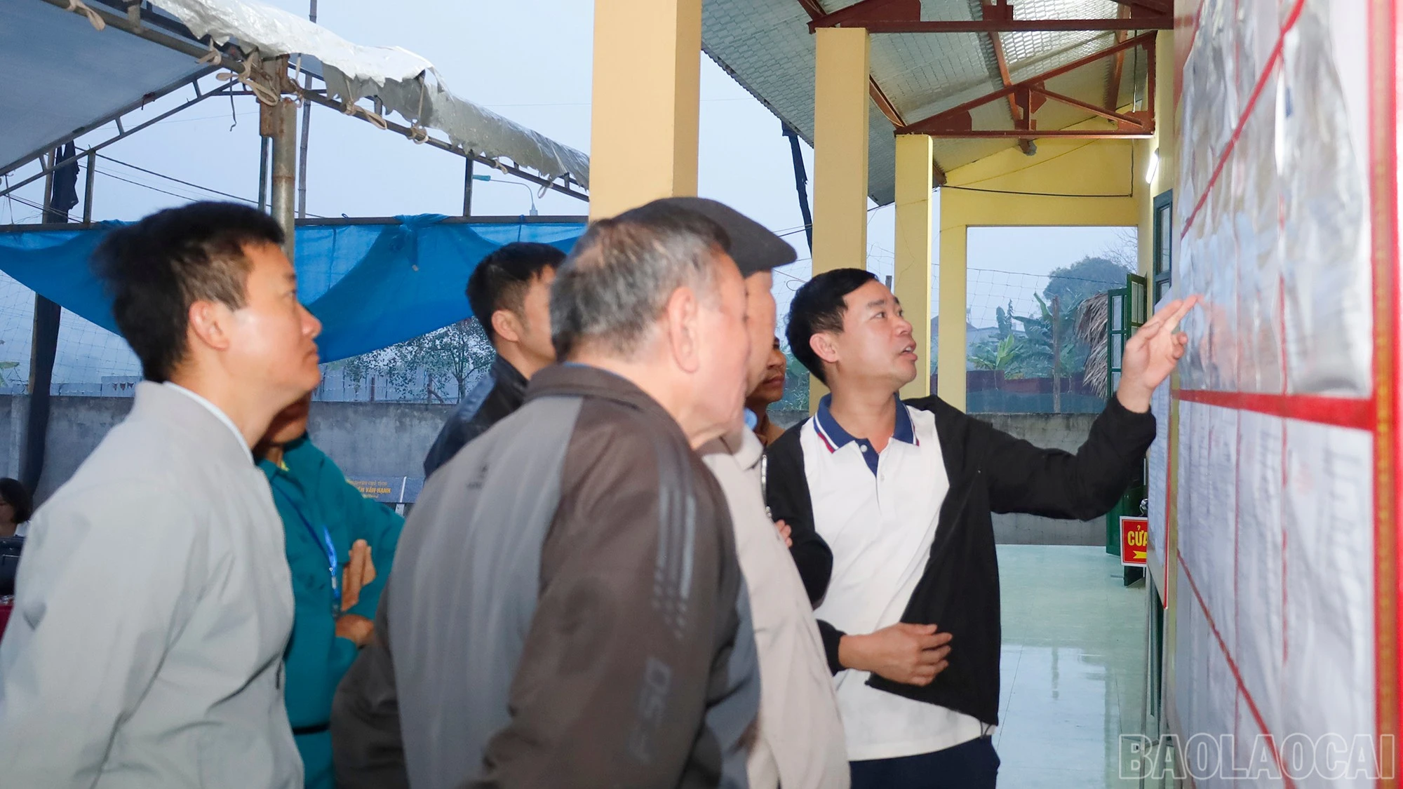 Cử tri kiểm tra thông tin danh sách cử tri.