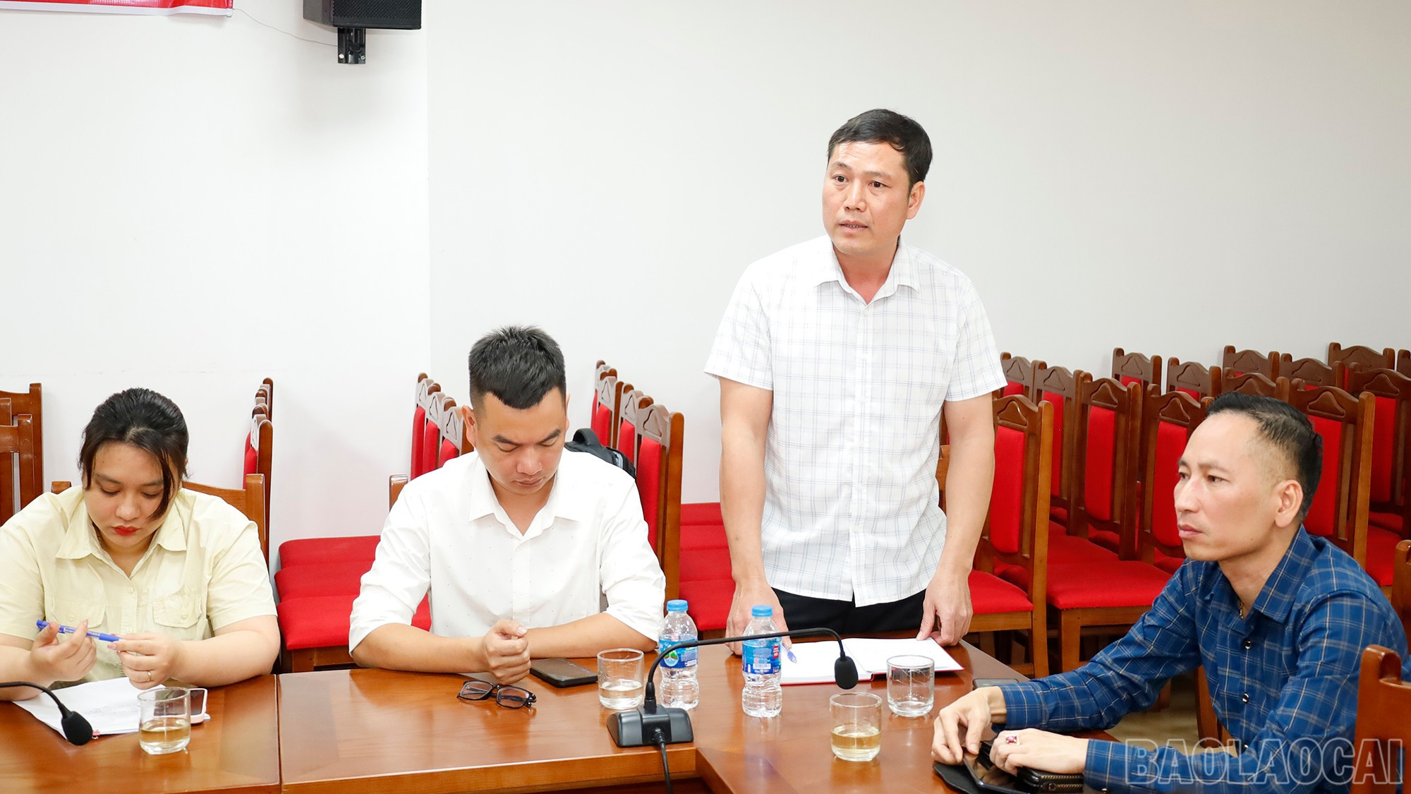 در این جلسه نمایندگان تشکلها و اصناف مشکلات و موانع موجود را مطرح کردند. baolaocai-br_mg-0192.jpg