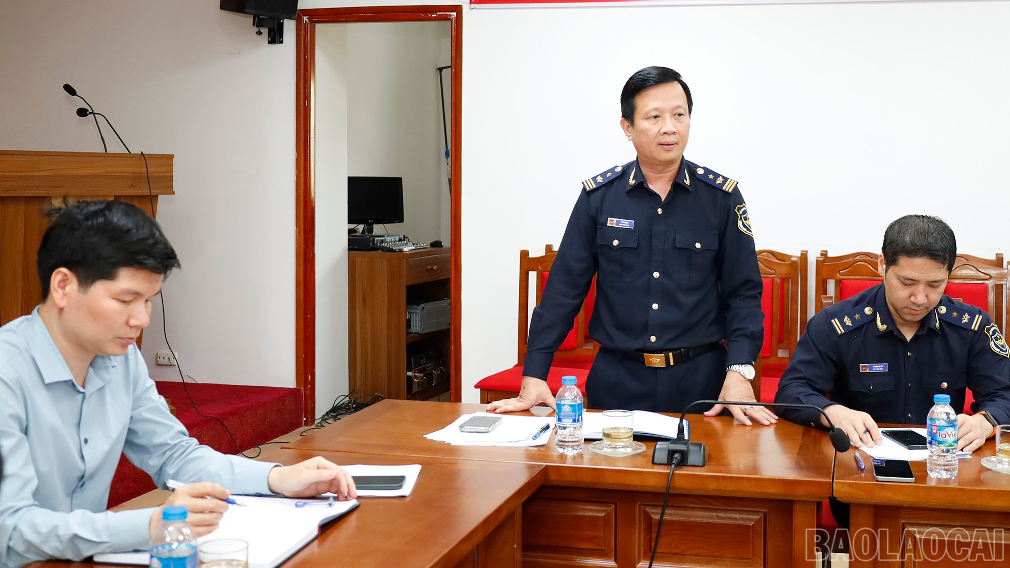 در این جلسه، نمایندگانی از ادارات و سازمانهای مختلف به ارائه اطلاعات و پاسخگویی به سوالات پرداختند. baolaocai-br_mg-0210.jpg