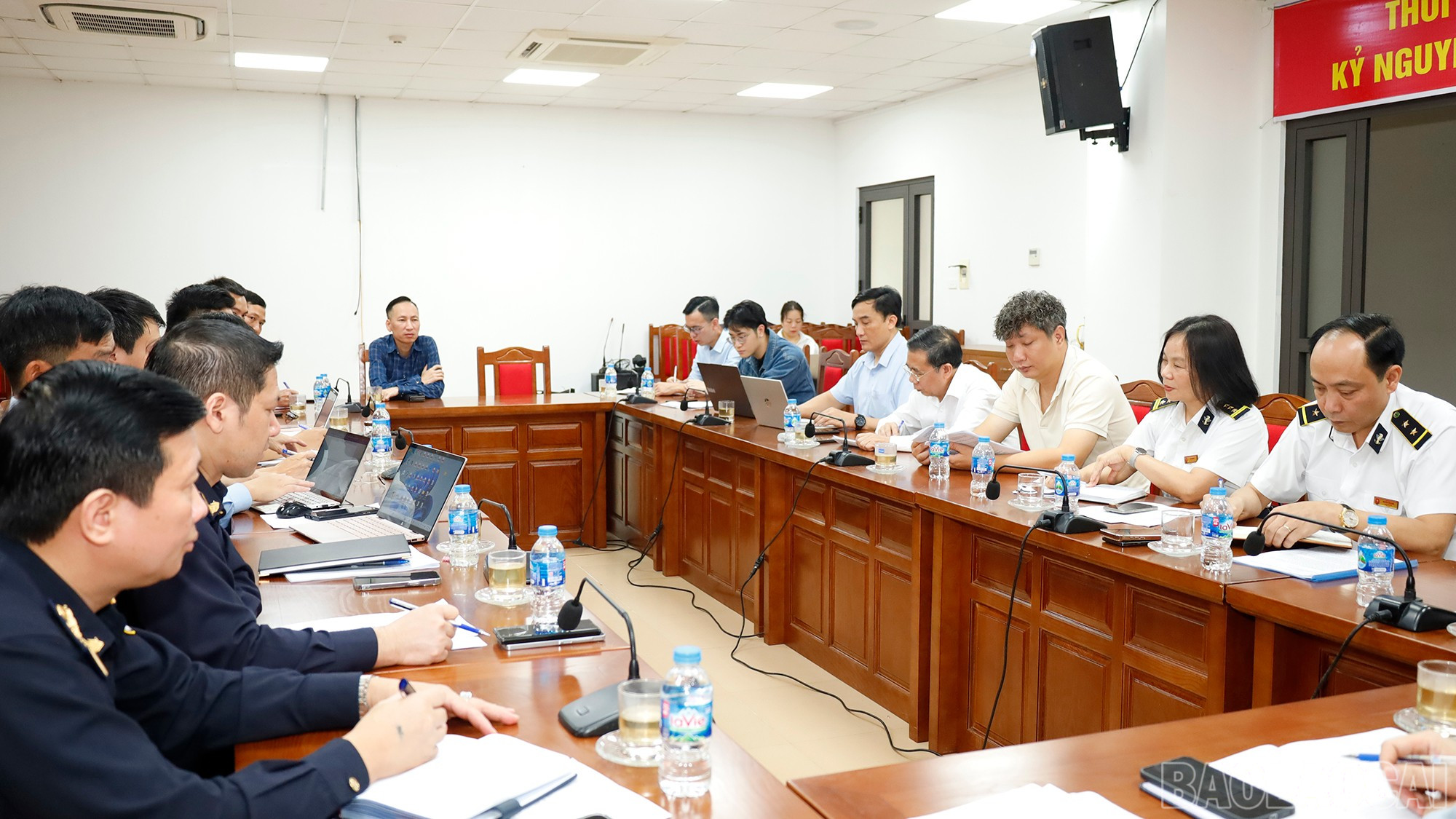 نمایندگانی از سازمانها، نهادها، انجمنها و کسب و کارهای مختلف در این جلسه شرکت کردند. baolaocai-br_mg-0188.jpg