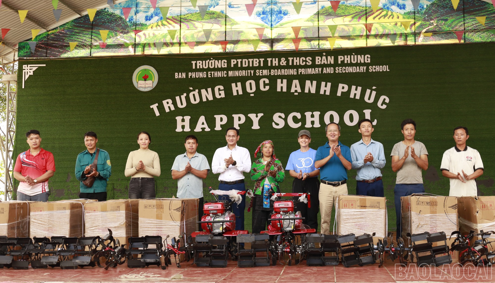 Lãnh đạo xã Bản Hồ và đại diện Tổ chức GVI trao tặng máy cày, máy tuốt lúa cho các hộ khó khăn. baolaocai-br_bh1.jpg