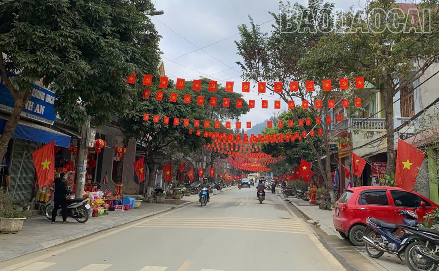 Những tuyến phố chính khu vực trung tâm huyện Bắc Hà cũng rực rỡ sắc đỏ. bh1.jpg