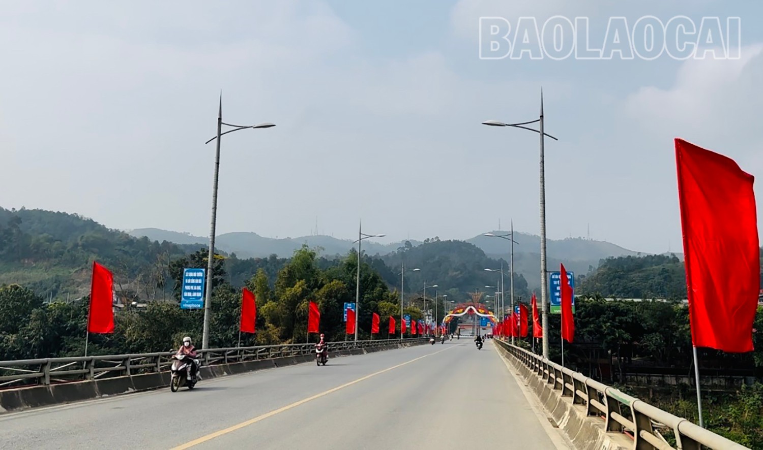 Cầu Phố Lu (huyện Bảo Thắng) thắm sắc đỏ của cờ. bt1-1.jpg