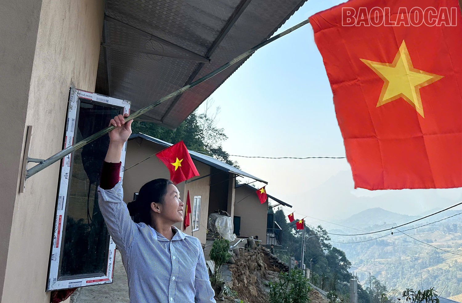 Người dân khu tái định cư Đồi Gianh, thôn Nậm Than, xã Liên Minh (thị xã Sa Pa) treo cờ Tổ quốc trước thềm năm mới. sp3.jpg