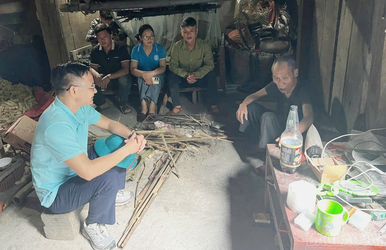 Lãnh đạo xã Bản Hồ đến nhà vận động người dân di chuyển ra khỏi vùng thiên tai nguy hiểm. baolaocai-br_cd2.jpg