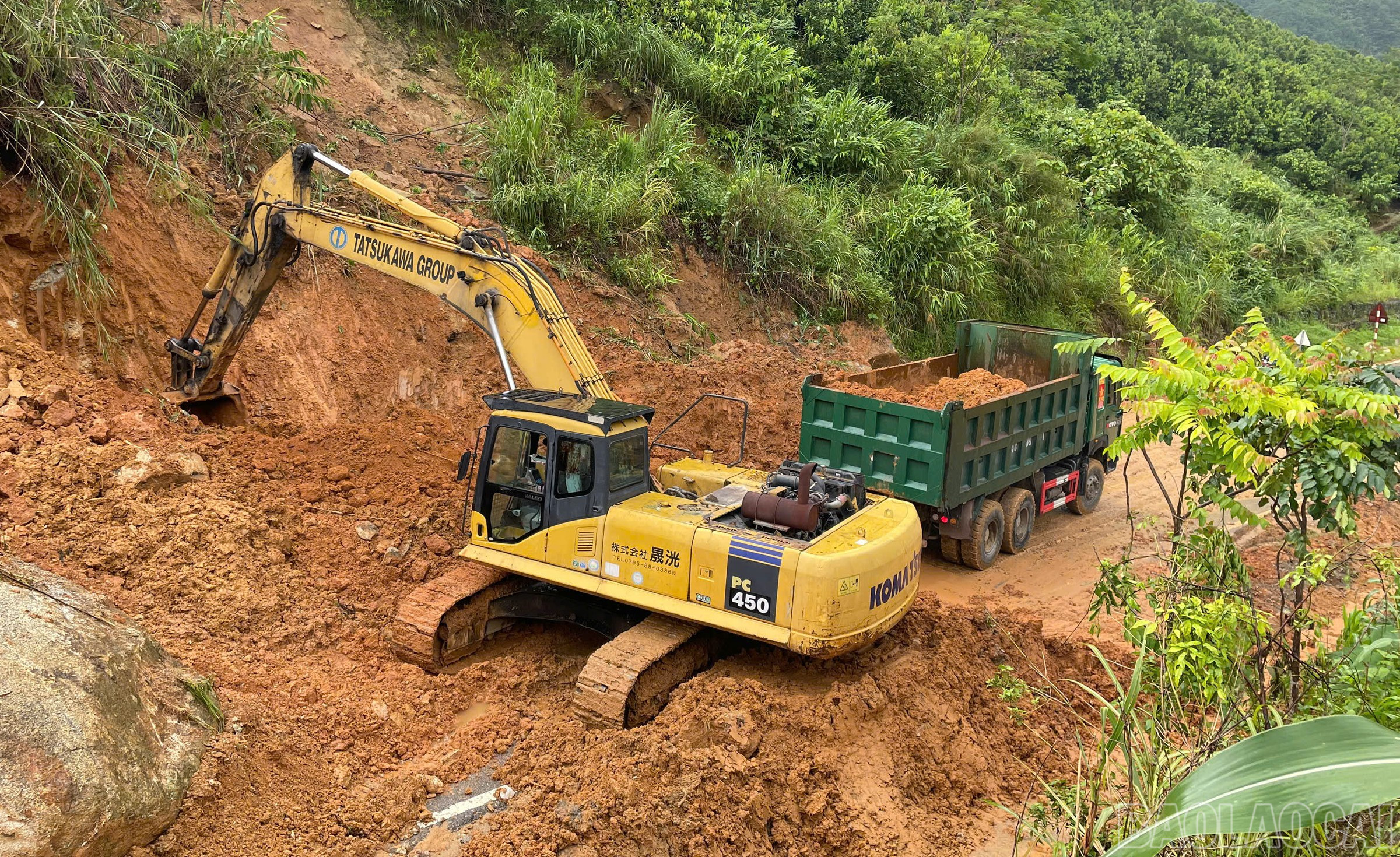 Đơn vị thi công tích cực xử lý điểm sạt lở trên Tỉnh lộ 162. baolaocai-br_cd1.jpg