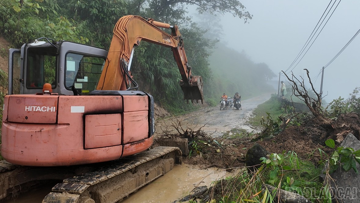 Khắc phục các điểm sạt lở trên tuyến đường vào trung tâm xã Bản Hồ. baolaocai-br_cd7.jpg