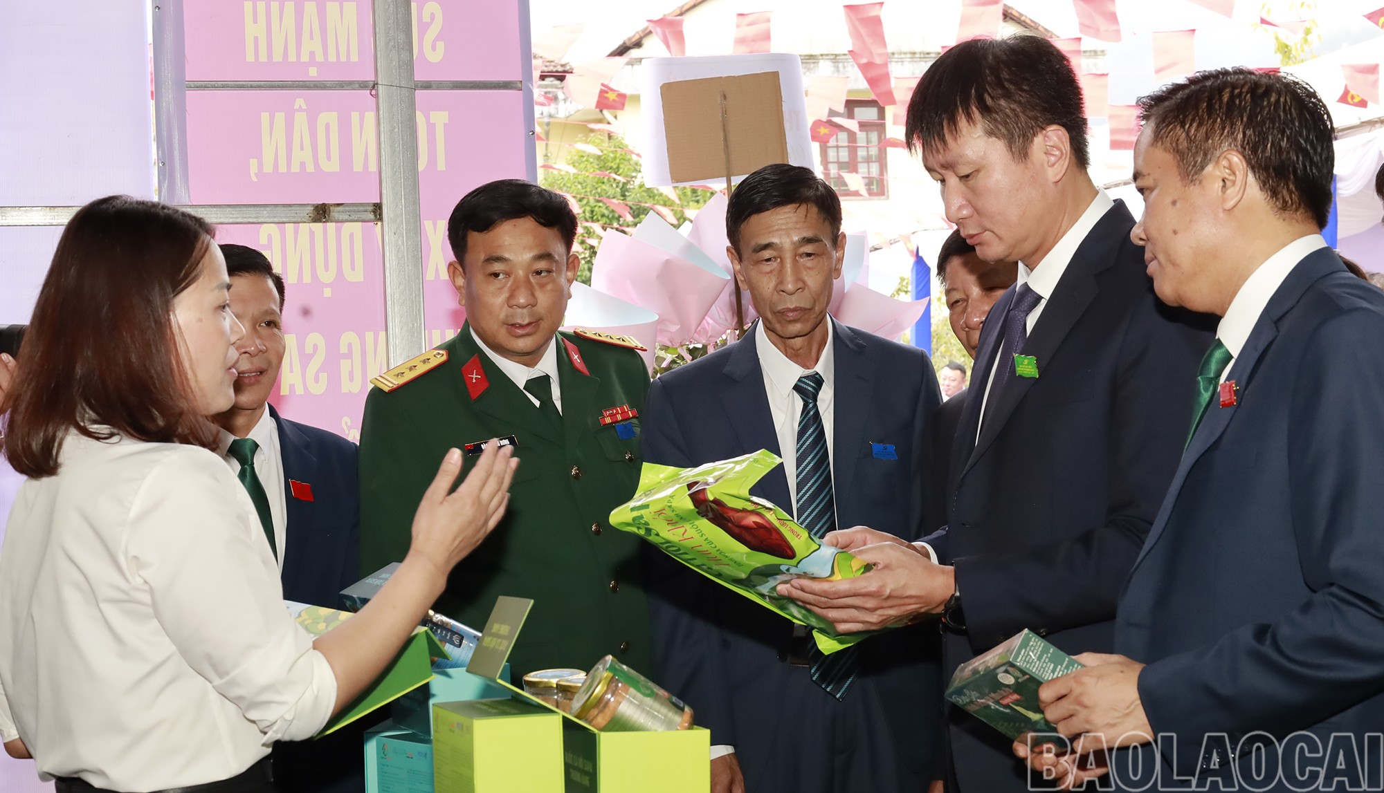Đồng chí Trần Huy Tuấn - Phó Bí thư Tỉnh ủy, Chủ tịch UBND tỉnh tham quan gian trưng bày các sản phẩm đặc trưng của phường Sa Pa. mg-2602.png