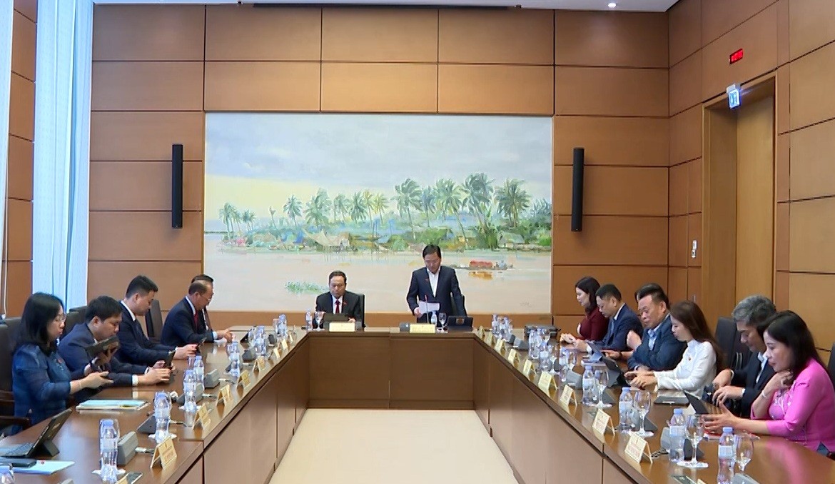 Các đại biểu tham gia phiên thảo luận tại tổ. (Ảnh: quochoi.vn) hop.jpg