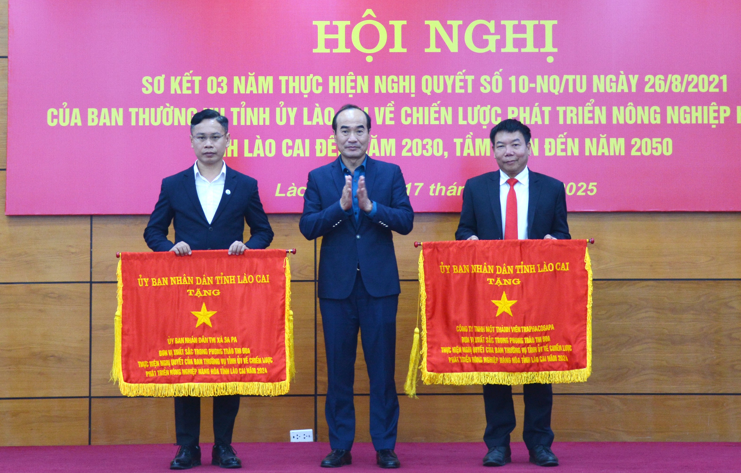 Đồng chí Vũ Xuân Cường tặng Cờ thi đua của UBND tỉnh cho 2 tập thể. dsc-7151.jpg