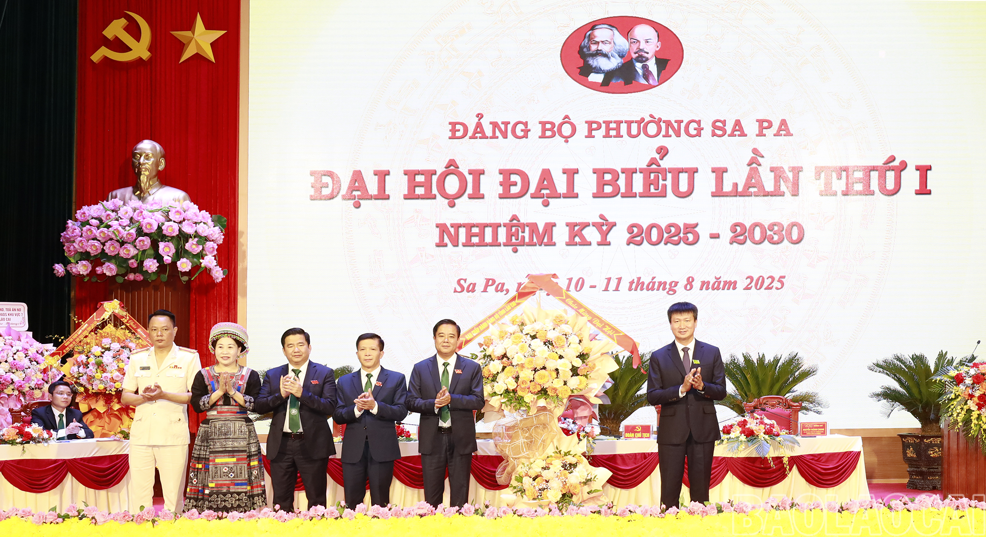 Đồng chí Trần Huy Tuấn - Phó Bí thư Tỉnh ủy, Chủ tịch UBND tỉnh tặng hoa chúc mừng Đại hội. mg-2570.png