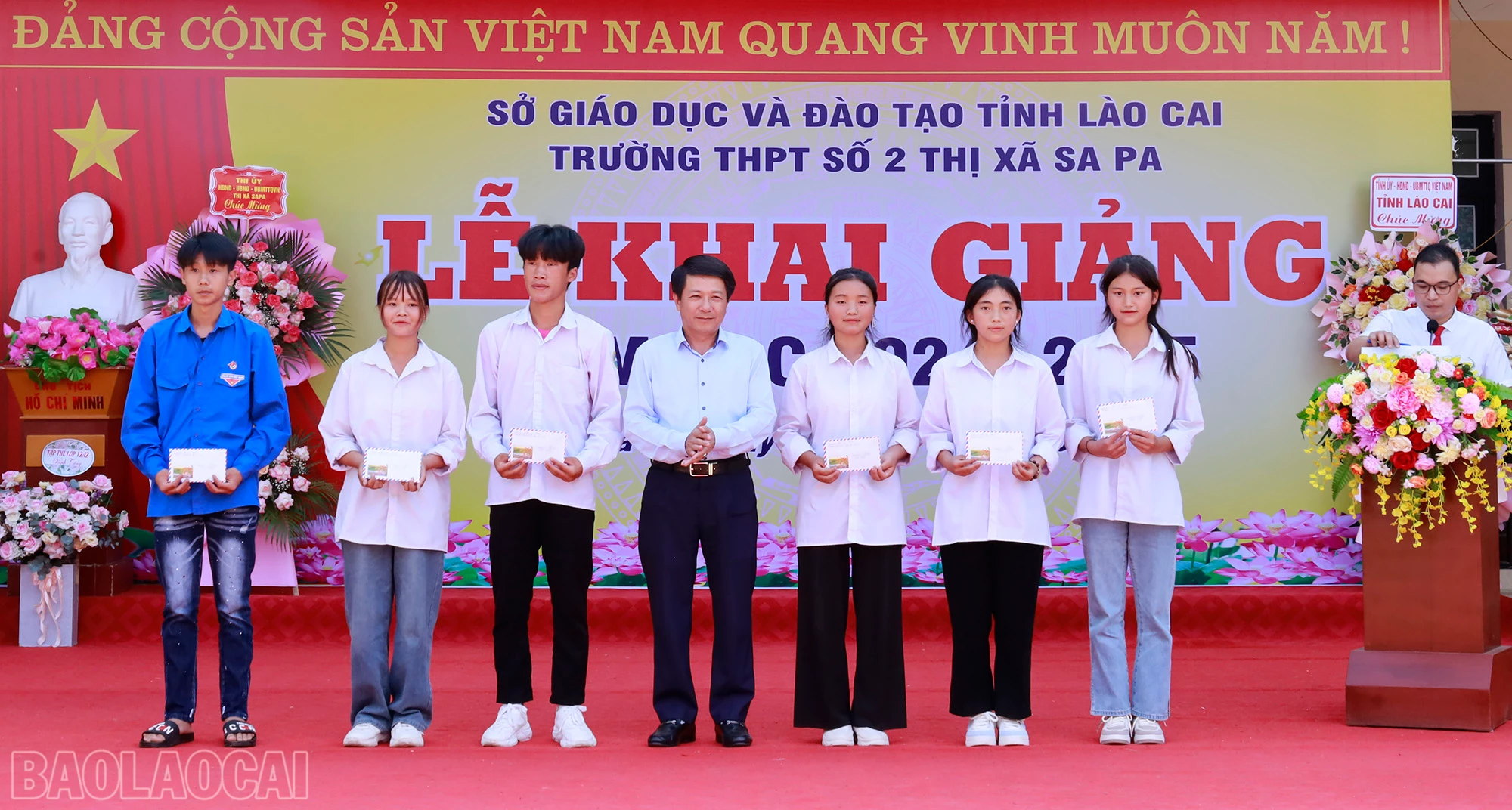 Đồng chí Nguyễn Văn Minh, Giám đốc Sở Nội vụ tỉnh trao học bổng cho học sinh nghèo vượt khó của Trường THPT số 2 thị xã Sa Pa.