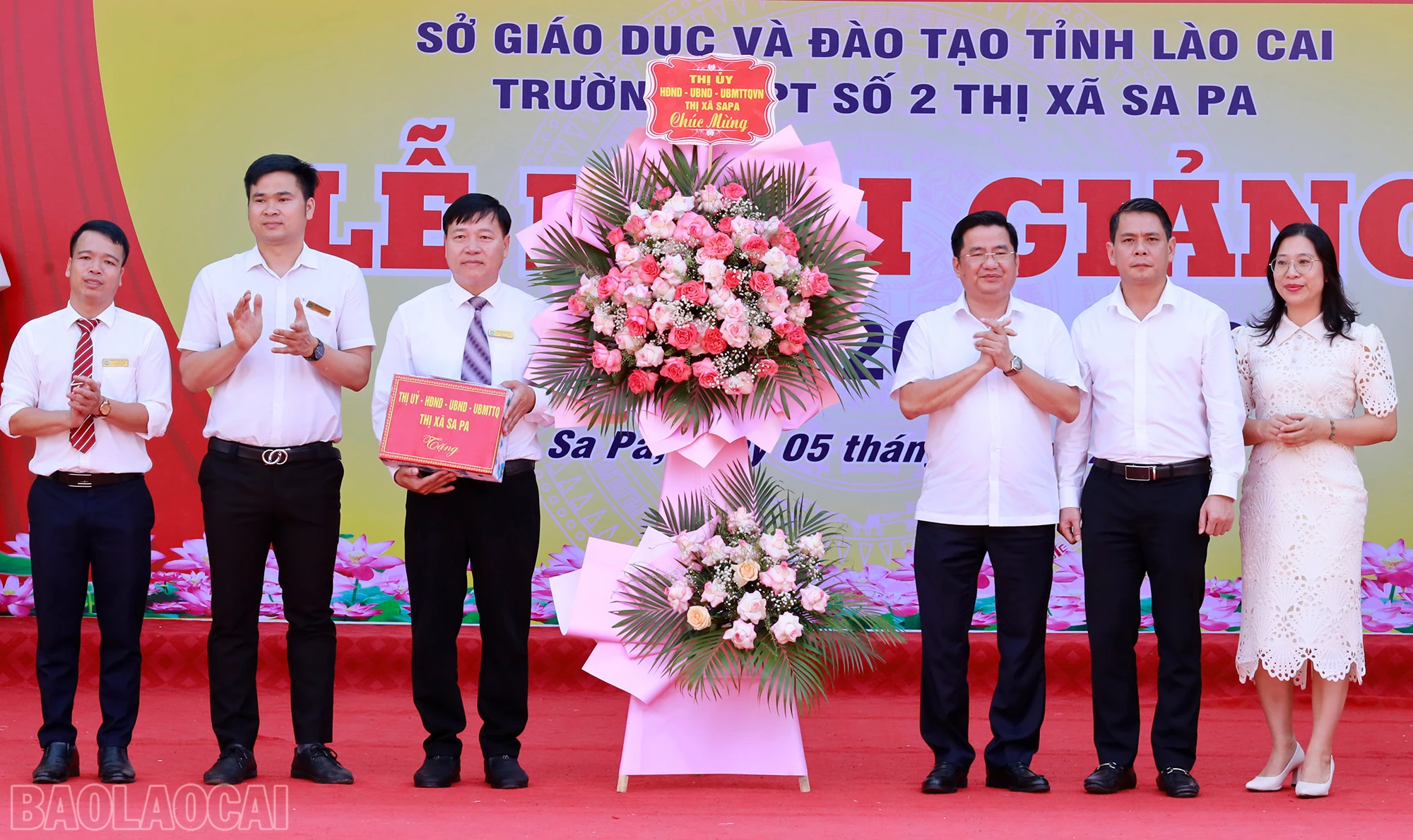 Chủ tịch UBND thị xã Sa Pa tặng hoa, quà chúc mừng thầy và trò Trường THPT số 2 thị xã Sa Pa.