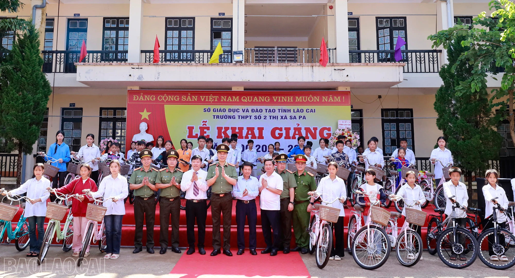 Đại tá Cao Minh Huyền, Giám đốc Công an tỉnh trao tặng xe đạp cho học sinh trên địa bàn thị xã Sa Pa.
