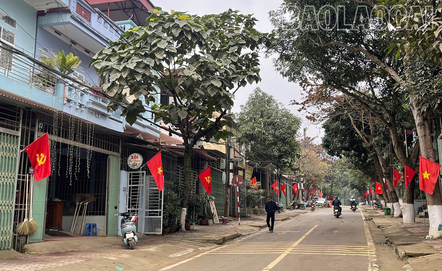 Các tuyến phố tại trung tâm huyện Văn Bàn cũng được trang trí cờ hoa rực rỡ. vb-3.jpg